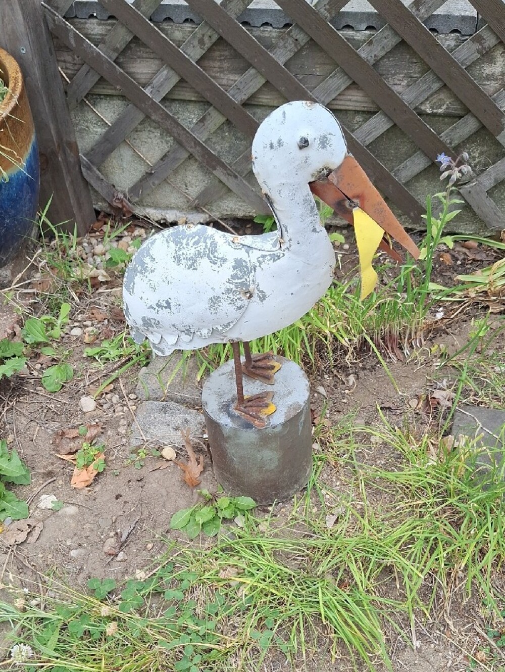 Weathered metal pelican statue - Picture 2 of 9